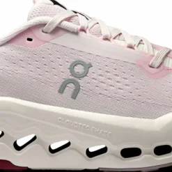 On Women's Cloudsurfer Trail 2 Lily/Gardenia