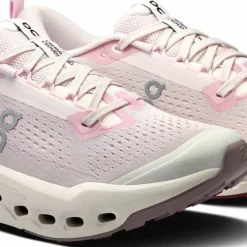 On Women's Cloudsurfer Trail 2 Lily/Gardenia