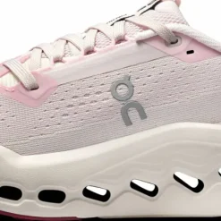 On Women's Cloudsurfer Trail 2 Lily/Gardenia