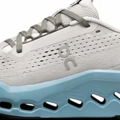 On Women's Cloudsurfer Trail 2 Glacier/Dust